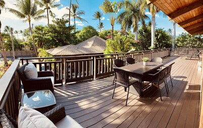 Gorgeous Home Across from Beach - 5 BR + Opt. Cottage / 4 Bath / AC