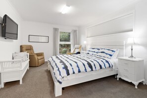 4 Schlafzimmer, Schreibtisch, Bügeleisen/Bügelbrett, Reisekinderbett