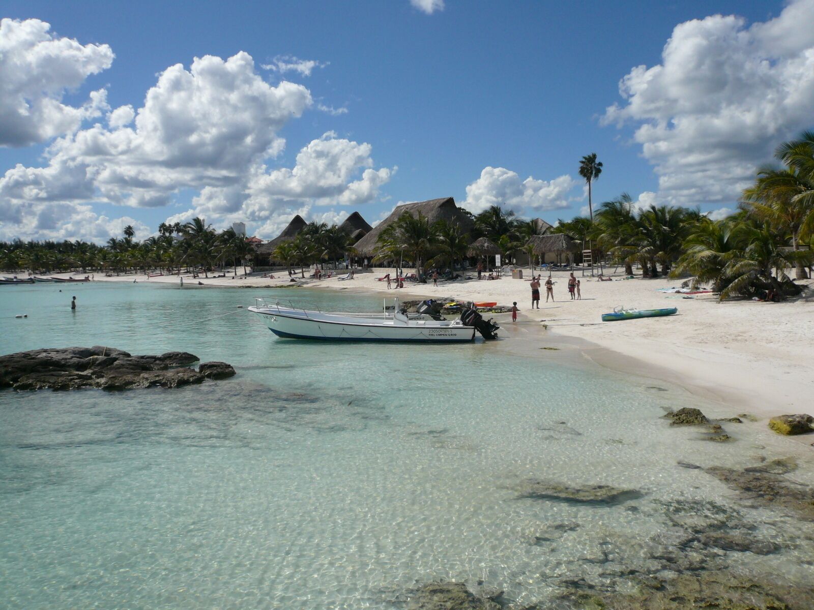 Beach nearby, sun loungers, beach towels