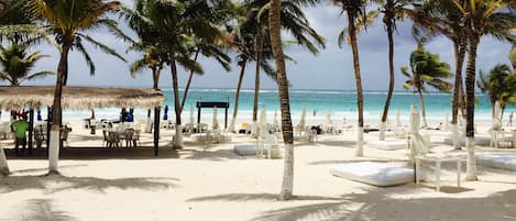 Beach nearby, sun-loungers, beach towels