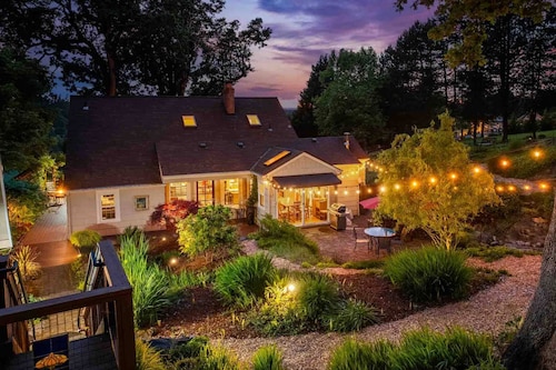 Magnificent West Linn Escape on Two Acres, Golf, Hot Tub, Water Feature, 25 Min To Portland