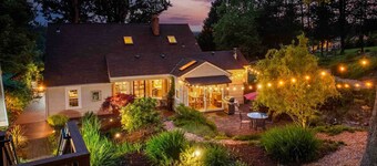 Domaine viticole sur deux hectares boisés avec jardins, sentiers, cascade, balançoire à 25 min de Portland