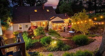 Magnificent West Linn Escape on Two Acres, Golf, Hot Tub, Water Feature, 25 Min To Portland