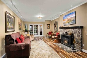 TV, fireplace, DVD player, stereo