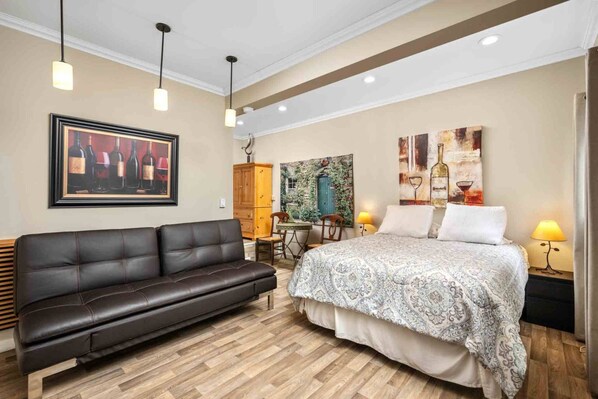 6 bedrooms, desk, iron/ironing board, travel cot