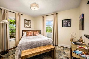 6 間睡房、書桌、熨斗/熨衫板、可攜式嬰兒床