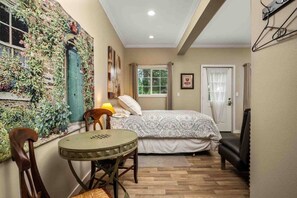 6 Schlafzimmer, Schreibtisch, Bügeleisen/Bügelbrett, Reisekinderbett