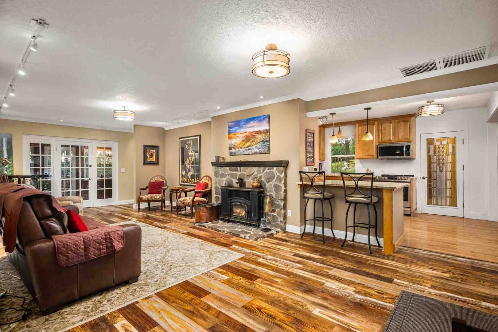 Fernseher, Kamin, DVD-Player, Stereoanlage