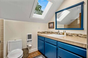 Dusche, Haartrockner, Handtücher, Shampoo