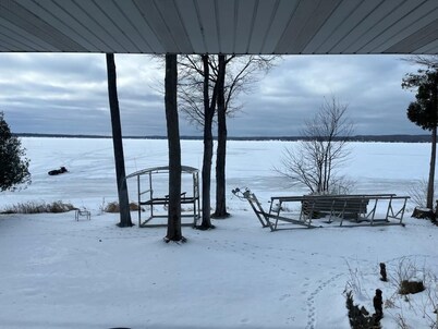 Gran casa frente al lago en Burt Lake Caza pesca nieve sking golf  