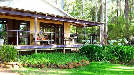 Terrace/patio. Nature on your doorstep - Kangaroo Creek Chalets - birds kangaroos...relax!