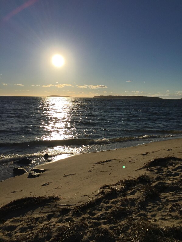 På stranden