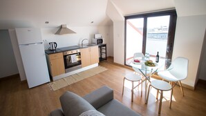 Apartamento, 1 quarto, sacada (5) | Cozinha privada | Cafeteira/chaleira, geladeira, micro-ondas, cooktop