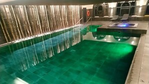 A swimming pool with a bamboo wall and a sauna area. - 65m2 apartment, sleeps 6/7, lake and Mont Blanc view in ***** spa residence (Chamonix-Mont-Blanc)