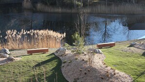 A landscaped area with a pond, benches, and a small tree. - 65m2 apartment, sleeps 6/7, lake and Mont Blanc view in ***** spa residence (Chamonix-Mont-Blanc)