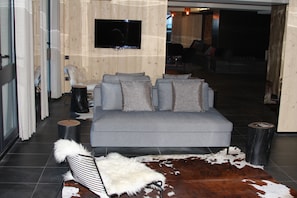 Télévision, cheminée, lecteur de DVD, baby-foot