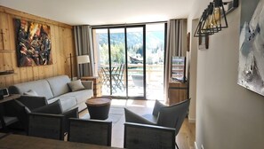 Fernseher, Kamin, DVD-Player, Tischfußball