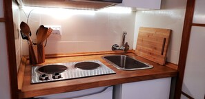 Frigorífico, microondas, placa de cocina y cafetera o tetera