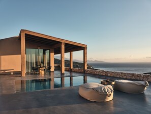 A modern outdoor pool area with a pergola, seating, and a view of the sea. - Luxury villa with private pool and amazing sea view (Αγ. Νικόλαος, βολίμες, Ζάκυνθος)