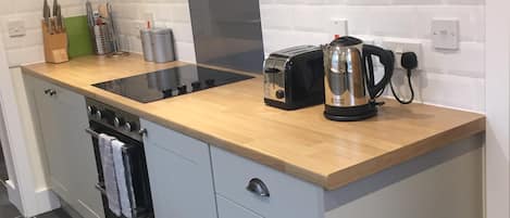 Réfrigérateur, four à micro-ondes, un four, surface de cuisson