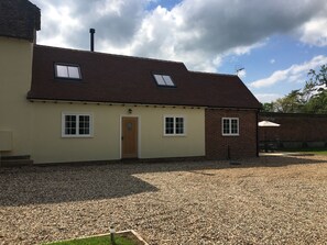 Exterior - Orchard Cottage - Newly Built Farmhouse Outhouse (Castle Hedingham)