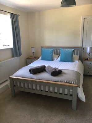 3 bedrooms, iron/ironing board, travel cot, free WiFi - Orchard Cottage - Newly Built Farmhouse Outhouse (Castle Hedingham)