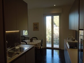 Kühlschrank, Mikrowelle, Ofen, Herdplatte