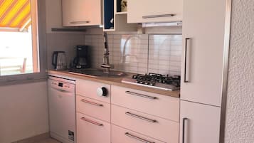 KylskÄp, mikrovÄgsugn, ugn och spishÀll