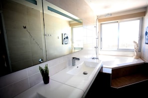 Ensemble douche/baignoire, sĂšche-cheveux, papier toilette