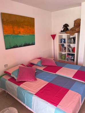 2 habitaciones, tabla de planchar con plancha y cuna de viaje 