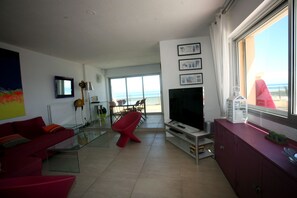 Smart TV, DVD player, books, stereo