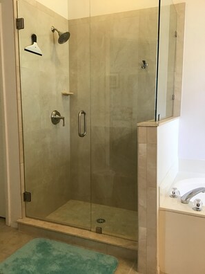 Duschwanne, Haartrockner, Handtücher, Seife