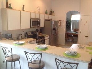 Refrigerador, microondas, placa de cocina, lavavajillas