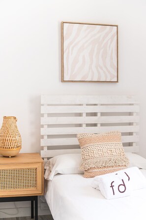 3 habitaciones, tabla de planchar con plancha y cuna de viaje 
