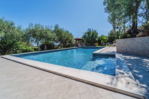 Villa mit exklusivem Pool 5 Minuten vom Meer entfernt