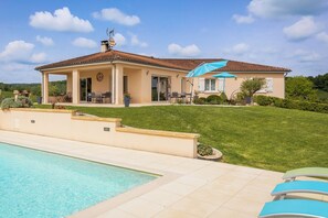 Een verwarmd zwembad