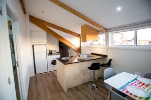 Apartment, 3 Bedrooms (5) | Private kitchen | Fridge, microwave, oven, stovetop