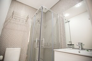 Apartment, 1 Schlafzimmer (1) | Badezimmer | Dusche, kostenlose Toilettenartikel, Haartrockner, Handtücher