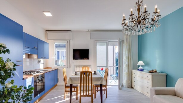 Un apartamento moderno con cocina, comedor y sala de estar.