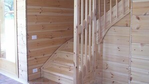 Un intérieur en bois avec un escalier et un revêtement de sol carrelé.