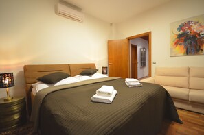 4 camere, una scrivania, ferro/asse da stiro, culla da viaggio