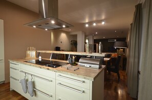 Frigorifero, microonde, forno, piano cottura
