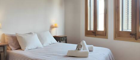 2 chambres, fer et planche à repasser, Wi-Fi, draps fournis