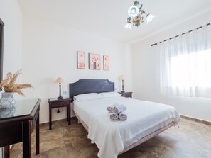 2 slaapkamers, een strijkplank/strijkijzer, gratis wifi, beddengoed