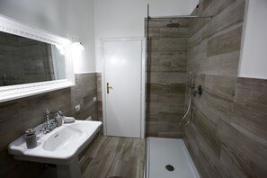 Douche, sèche-cheveux, bidet, serviettes fournies