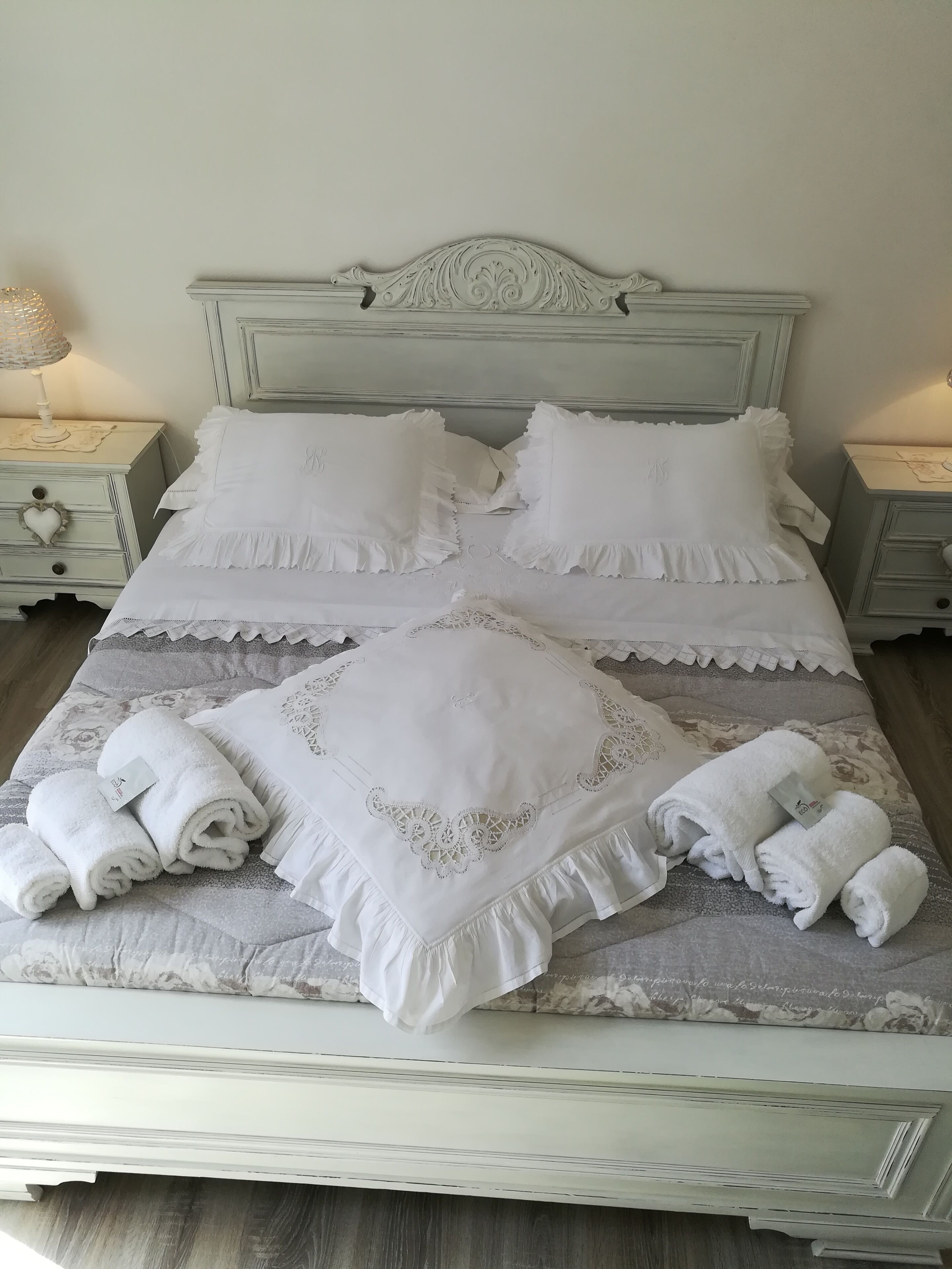 2 habitaciones, escritorio y tabla de planchar con plancha 