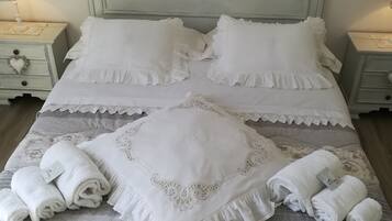 2 chambres, bureau, fer et planche Ă repasser, lit parapluie