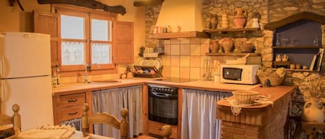 Een koelkast, een microgolfoven, een oven, een kookplaat