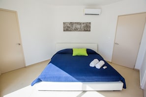 2 bedrooms, in-room safe, desk, iron/ironing board