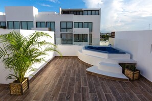 Outdoor spa tub - Charming Huge PH with Private Rooftop and Jacuzzi (Playa Del Carmen)
